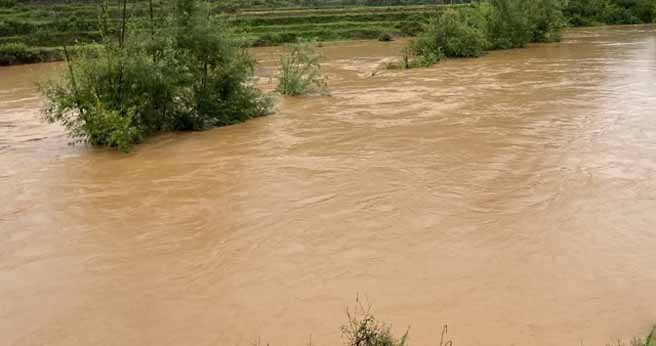 防汛常規(guī)物資中主要包含麻袋吸水膨脹袋,無紡布吸水膨脹袋,防汛沙袋,防汛噸袋,防汛編織袋,雨衣,雨靴,雨傘,彩條布,工兵鏟,十字鎬,八磅錘,應(yīng)急救生包等。